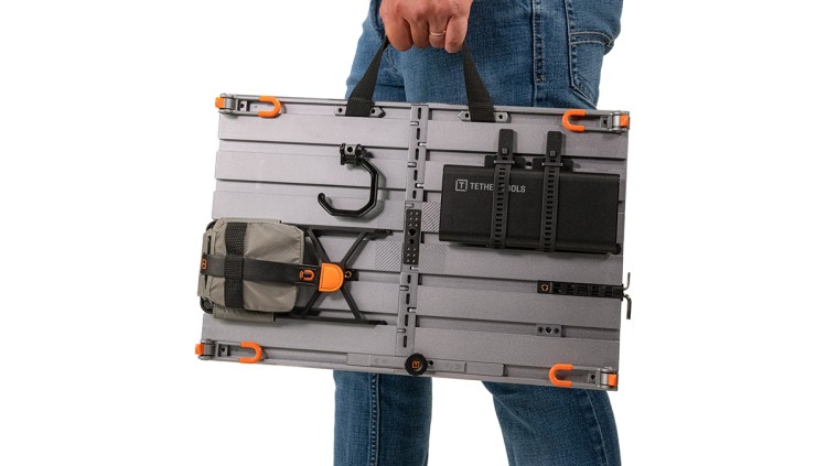 tether_tools_aerotrack_workstation_el_back_carrying_handle_in-use-ATWS-PROKIT-1200x678-4.jpg