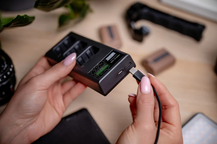 ładowarka-trzykanałowa-newell-cd-usb-c-do-akumulatorów-lp-e17-do-canon (12).jpg