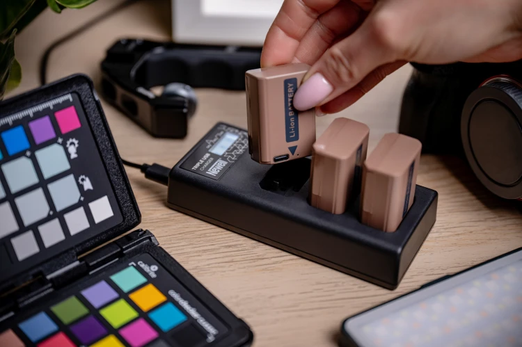 ładowarka-trzykanałowa-newell-cd-usb-c-do-akumulatorów-lp-e17-do-canon (11).jpg