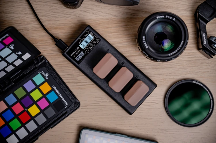 ładowarka-trzykanałowa-newell-cd-usb-c-do-akumulatorów-lp-e17-do-canon (10).jpg