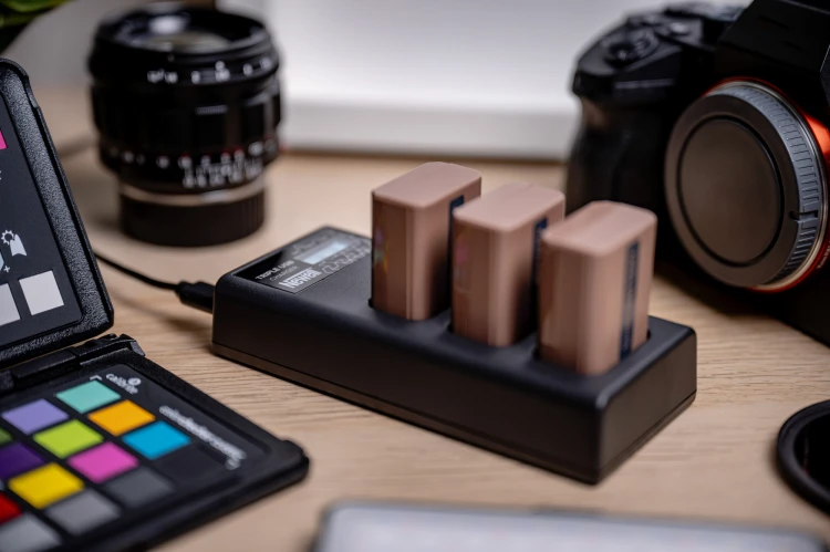 ładowarka-trzykanałowa-newell-cd-usb-c-do-akumulatorów-lp-e17-do-canon (9).jpg