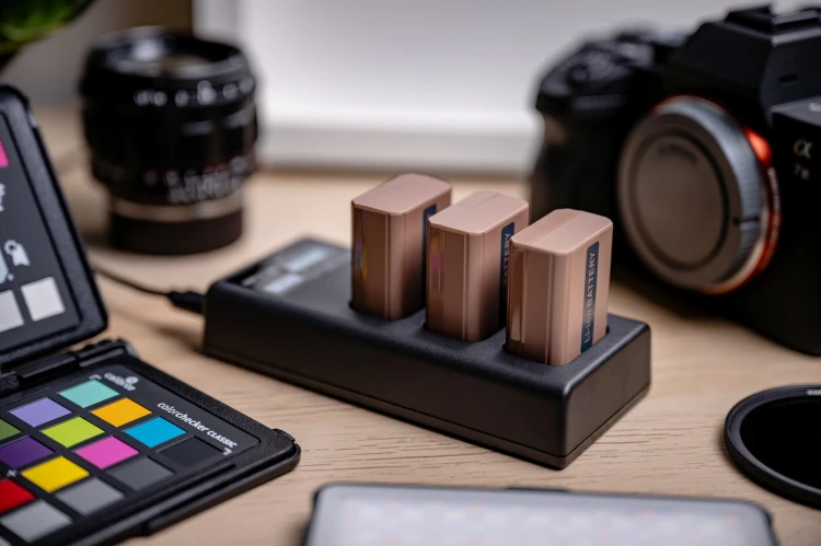 ładowarka-trzykanałowa-newell-cd-usb-c-do-akumulatorów-lp-e17-do-canon (8).jpg