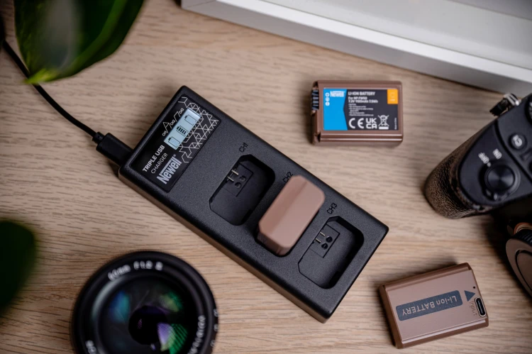 ładowarka-trzykanałowa-newell-cd-usb-c-do-akumulatorów-lp-e17-do-canon (6).jpg