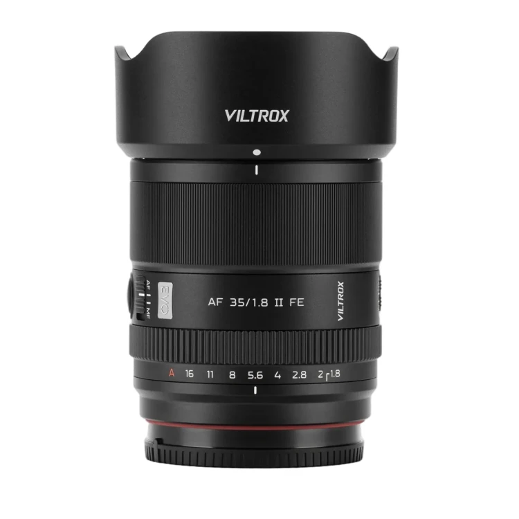 AF_35mm_F1.8_II_EVO_FE-_front_view_hood_3000x3000.webp