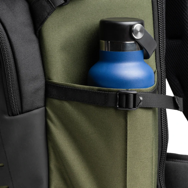 DarkLight-25L-Montane-Green-Side-Water-Bottle-Pocket.jpg