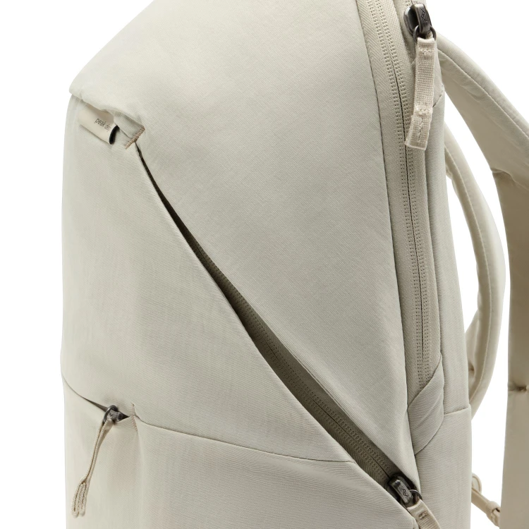 City-Backpack-22L-Moon_studio_5.jpg