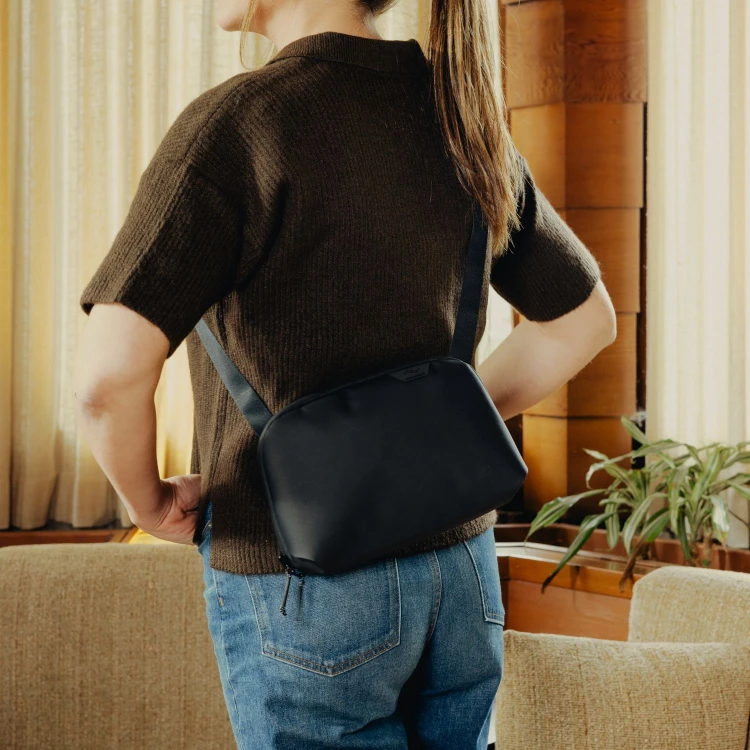 bags-travel-Crossbody-3L-black-lifestyle-159A0690.jpg