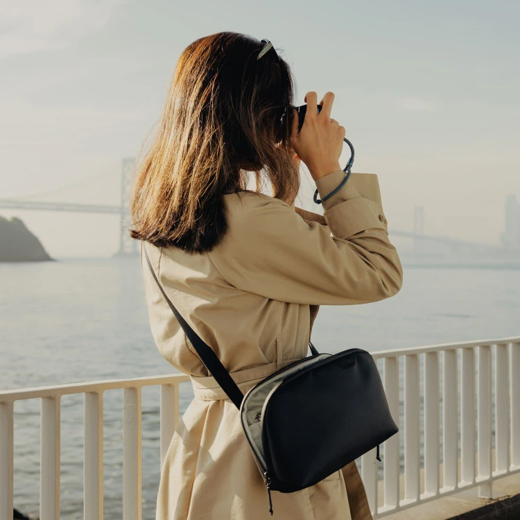 bags-travel-Crossbody-3L-black-lifestyle-159A0807.jpg