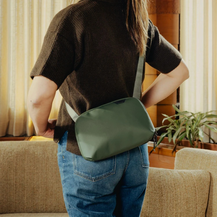 bags-travel-Crossbody-3L-sage-lifestyle-159A0689.jpg