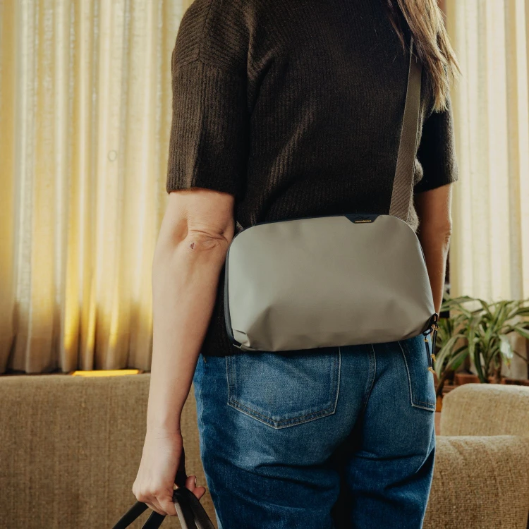 bags-travel-Crossbody-3L-stone-lifestyle-159A0684.jpg