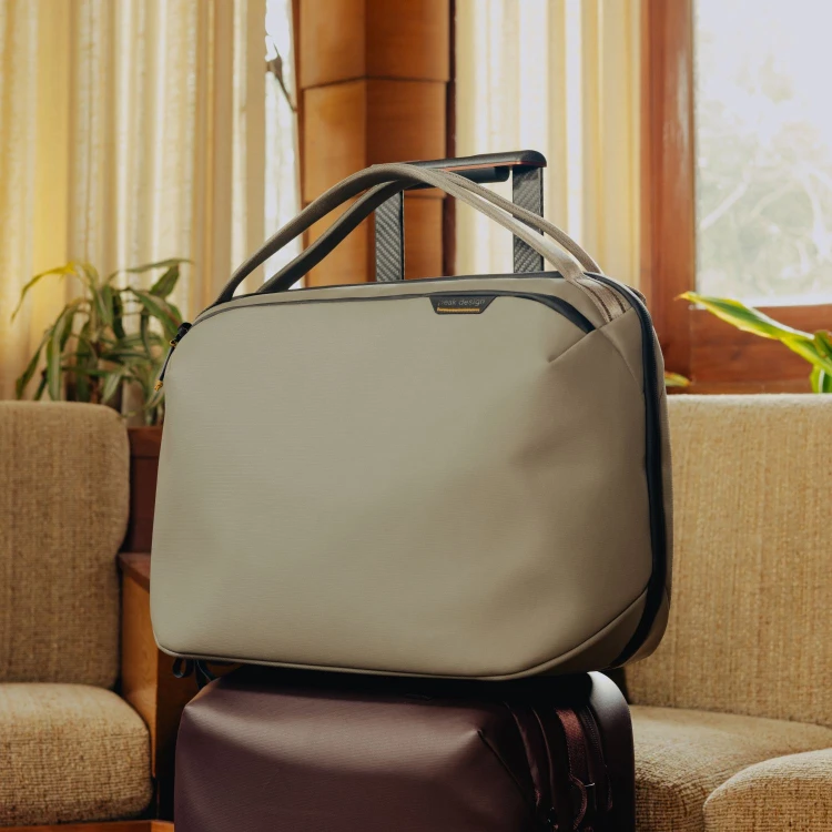 bags-travel-weekender-stone-lifestyle-159A0681.jpg