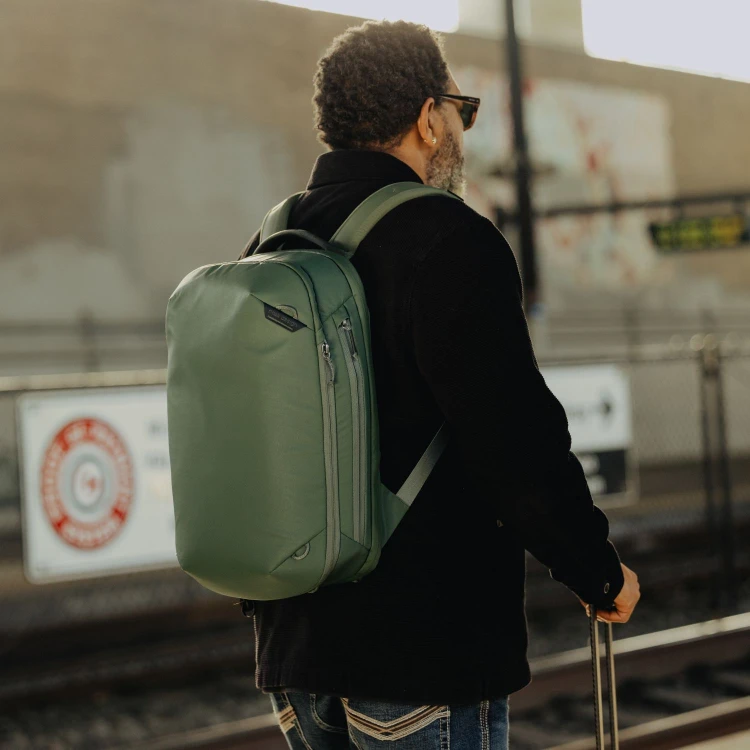 bags-travel-20L-sage-lifestyle-159A0035.jpg