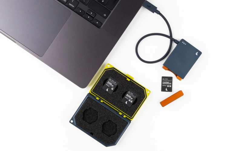 2026-Angelbird-Photography-AV-PRO-CFexpress-MK3-800GB-1600GB-SE-200GB-Media-Tank-Card-Reader-PKT.jpg