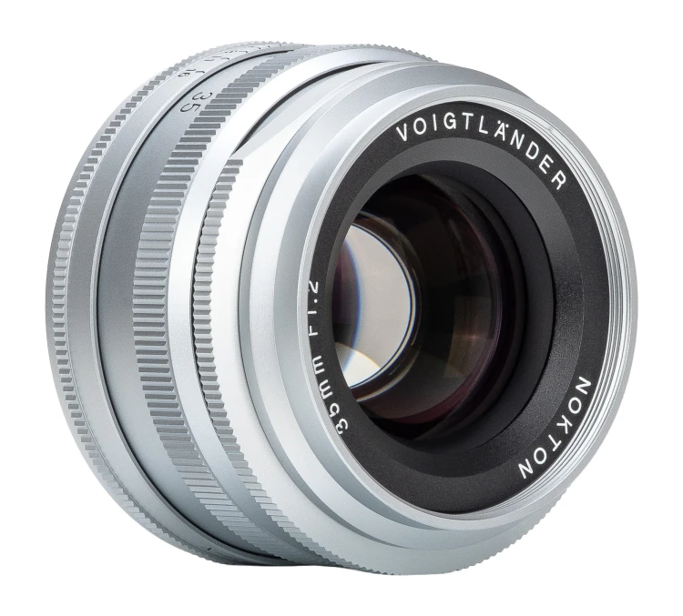 obiektyw-voigtlander-nokton-35-mm-f-12-do-fujifilm-x-srebrny (1).jpg